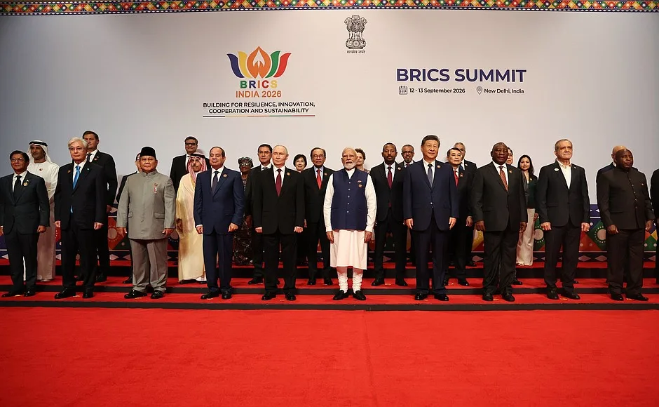 Rodinná fotografie lídrů BRICS a partnerských zemí, Nové Dillí, září 2026